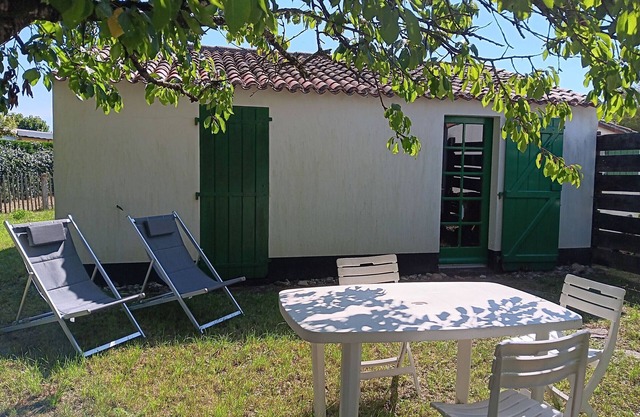 Cozy Detached Cottage Near Beach and Town Center