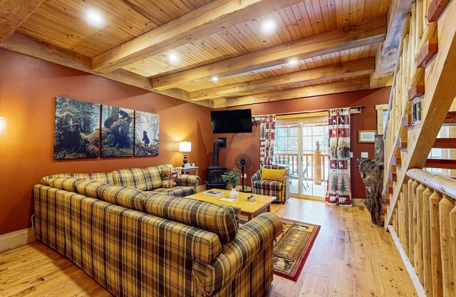 Cozy dog-friendly condo w/mtn views, deck, grill, fireplace, firepit, cornhole
