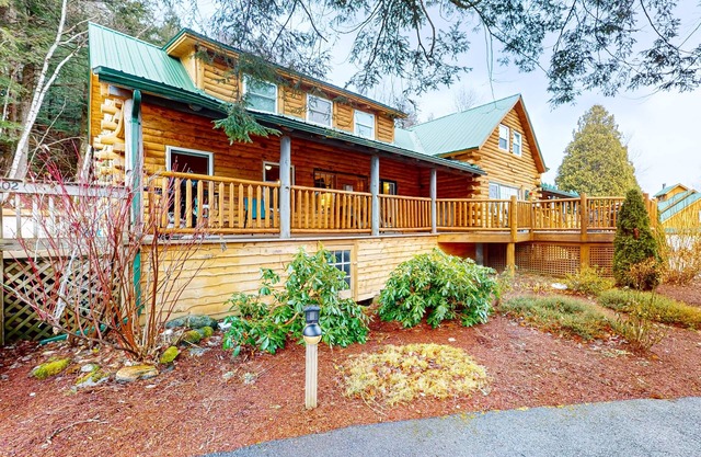 Cozy dog-friendly condo w/private deck, grill, gas fireplace, firepit, cornhole