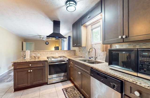Cozy dog-friendly house, fenced backyard, patio, wifi, w/d, and garage