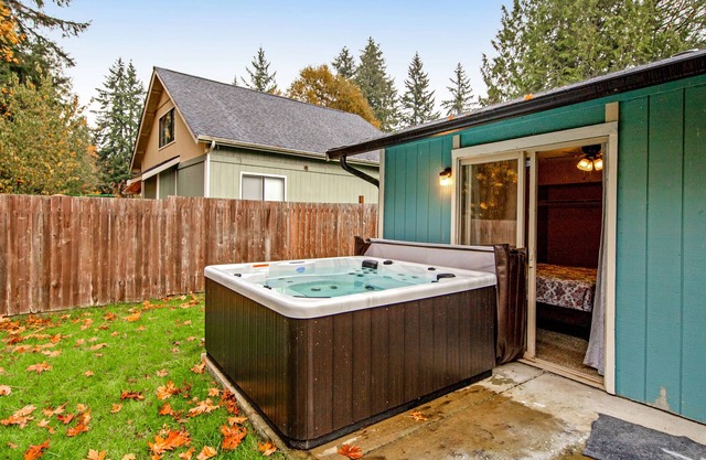 Cozy, Dog-Friendly Home with Private Hot Tub, Grill & Mini Arcade - Free WiFi!