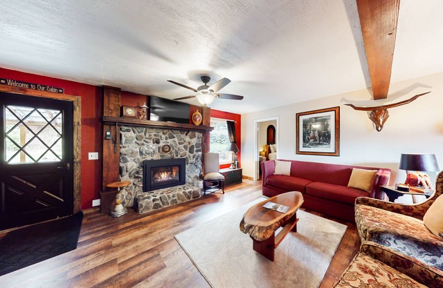 Cozy, dog-friendly home with fireplace, near Wallowa Lake State Park & tram