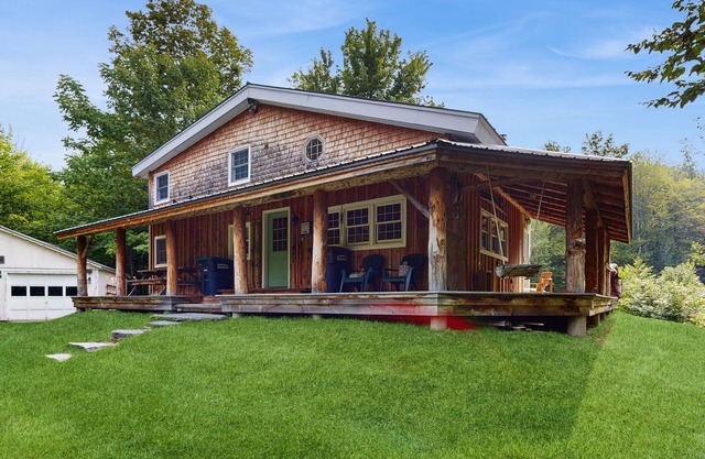 Cozy dog-friendly house w/mountain & pond views, trails, firepit, bbq, patio