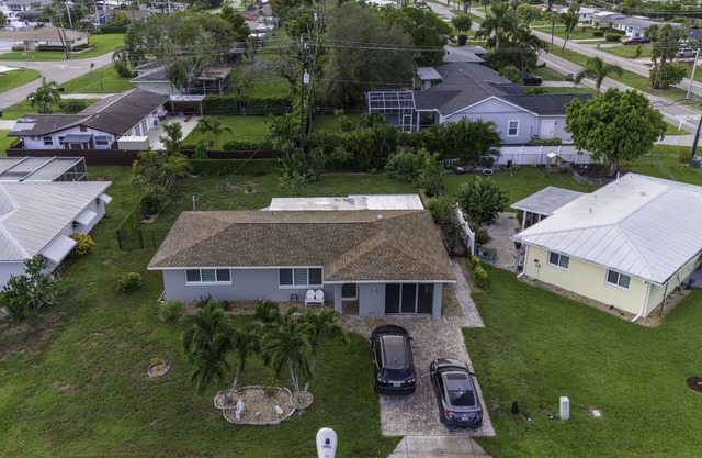 Cozy Doll House at Yacht Club Walking distance to Downtown Cape Coral & Beach