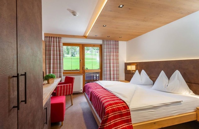 Cozy double room with shower & WC, breakfast - Hotel Lindenhof