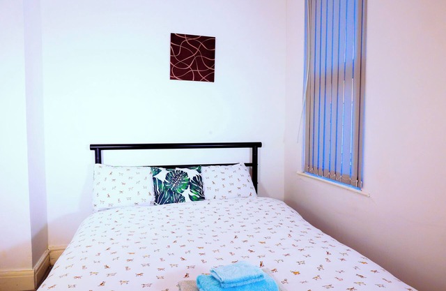 Cozy Double Room in Prime Kensington with Shared Kitchen and TV