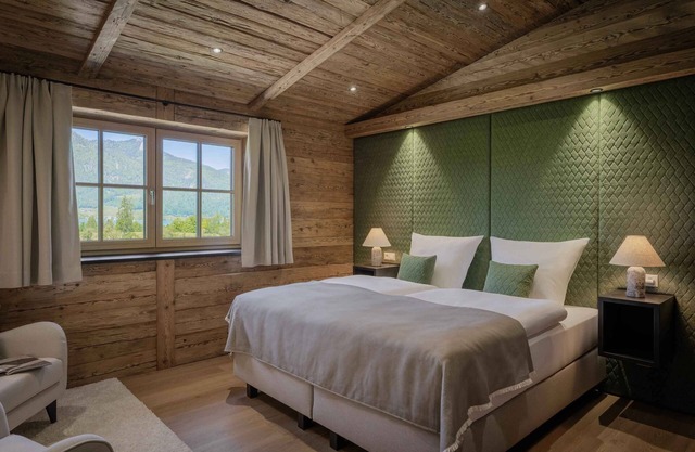Cozy double room with historical charm and panoramic view - the spatzenNEST