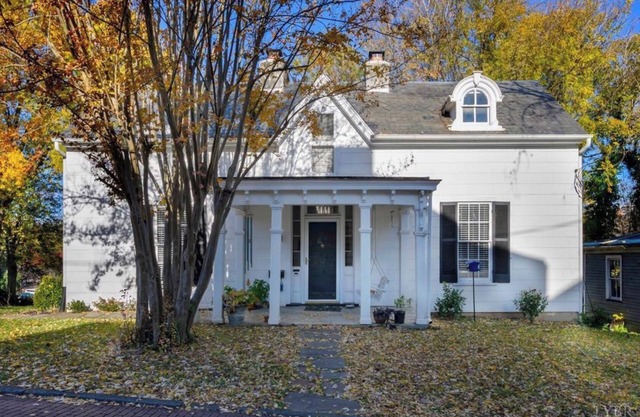Cozy Downtown historical cottage.