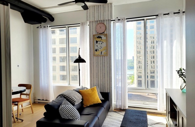 Cozy Downtown Loft With River-View
