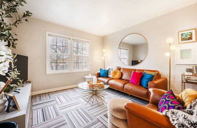 Cozy Downtown Retreat - Conference Center Home