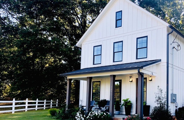 Cozy Downtown Retreat! Patio + Fire Pit + Garden