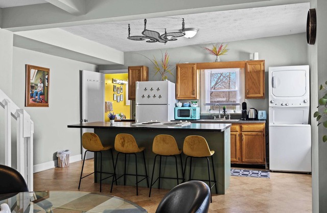 Cozy Downtown Stay w/Private Backyard & Parking