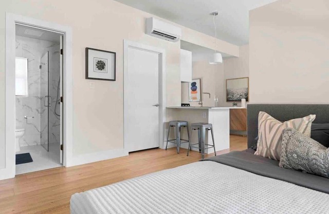 Cozy Downtown Studio - near UT