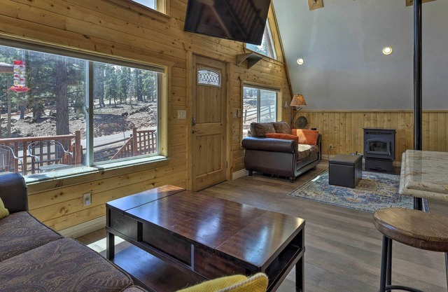 Cozy Duck Creek Cabin ~ 12 Mi to Nat'l Forest