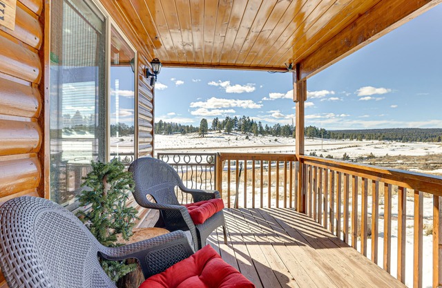 Cozy Duck Creek Village Cabin w/Hot Tub & Views!