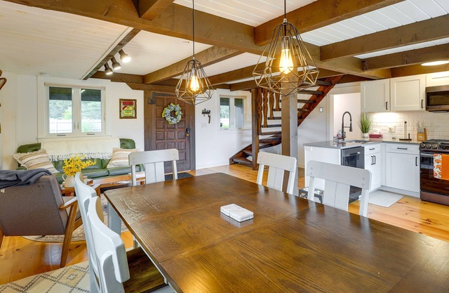 Cozy Duplex < 4 Mi to Bromley Mountain Ski Resort!