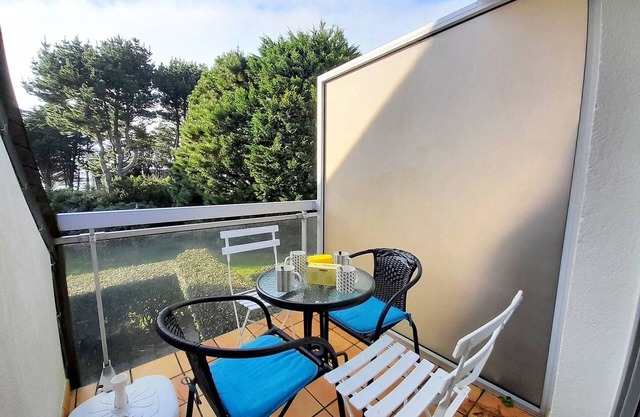 Cozy Duplex Apt with Seaview, 550m from Beach, Sleeps 4, Balcony, WiFi, Pet Friendly