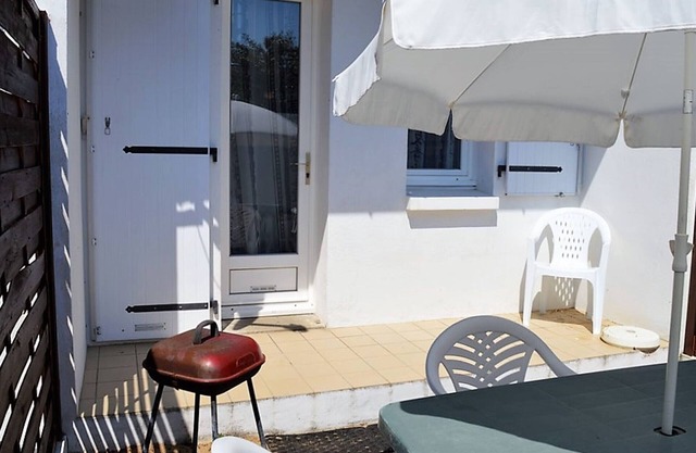 Cozy Duplex in City Center, 800m from Beach with Terrace, BBQ, and Parking