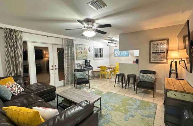 Cozy duplex home, The Woodlands