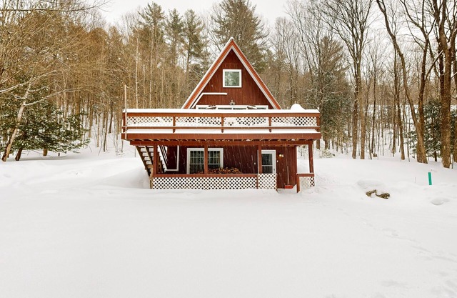 Cozy duplex, upper floor w/balcony, mountain views, lake access, BBQ, fire pit