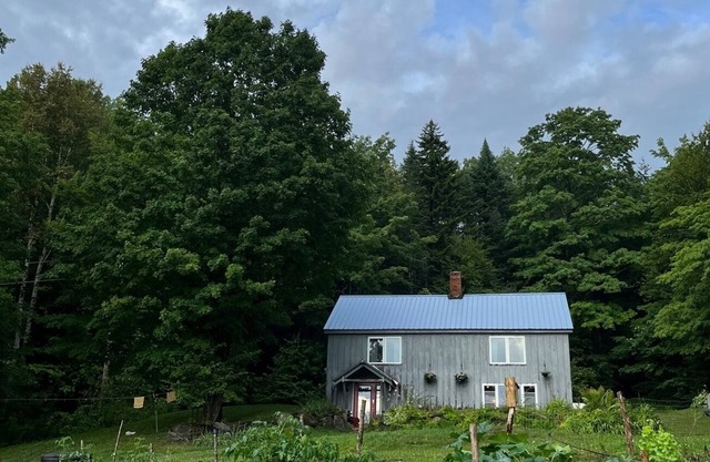 Cozy East Burke Cottage near bike trails & skiing