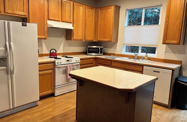 Cozy Eastside Townhome in charming East Gresham- 3 Bedroom with AC and WiFi!
