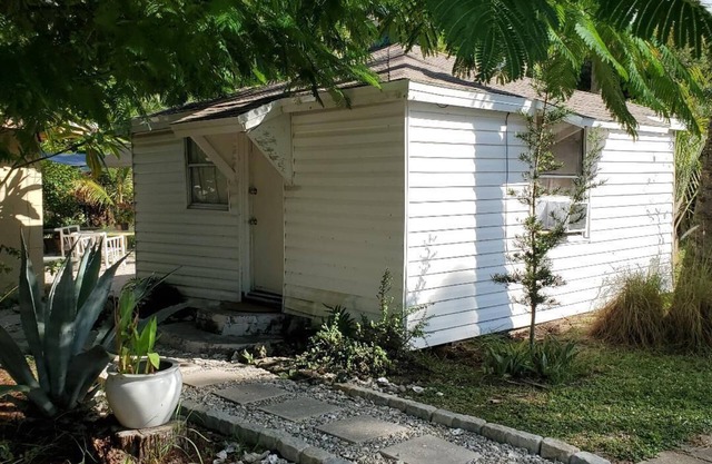 Cozy Efficiency Cottage in Titusville. Close to the Indian River.