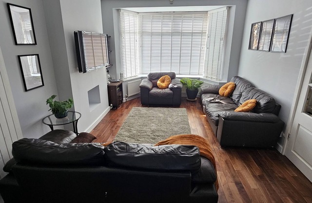 Cozy & Elegant 4 Bedroom Home Near Wembley