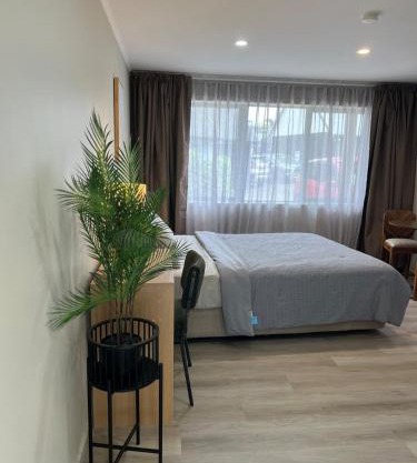 Cozy Ensuite Room with Amenities & Private Entrance