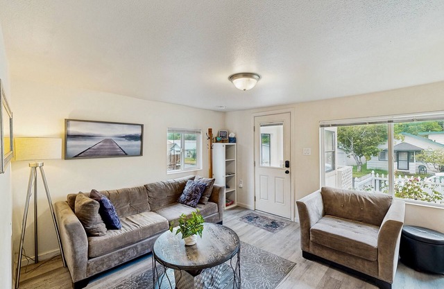 Cozy family beach cottage w/hot tub, deck, WiFi, surfboard-walk to bay, Dogs ok