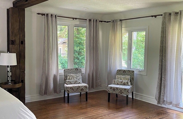 Cozy Family Bungalow on Lakeshore, steps from Paletta Mansion Historical Estate