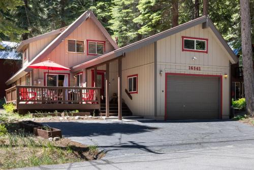 Cozy Family Cabin by West Beach at Donner Lake