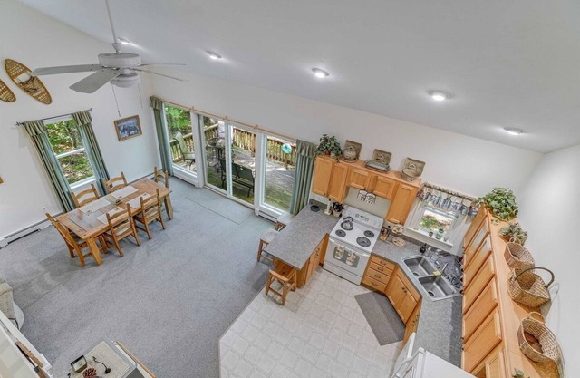 Cozy Family Cottage in White Mountains access to Pool, Hot Tub, WiFi, Gym, Sauna