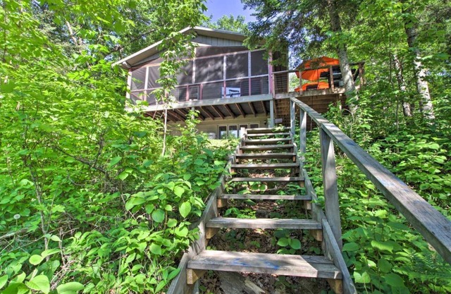 Cozy, Family Friendly Lake Cabin on Thunder Lake with Sunset Views