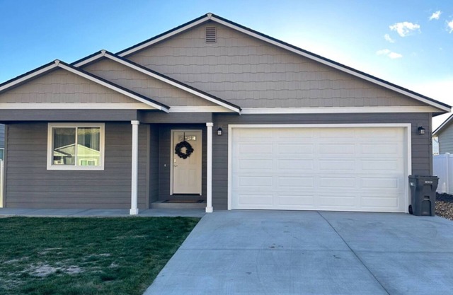 Cozy Family Home on Rock Island Golf Course!