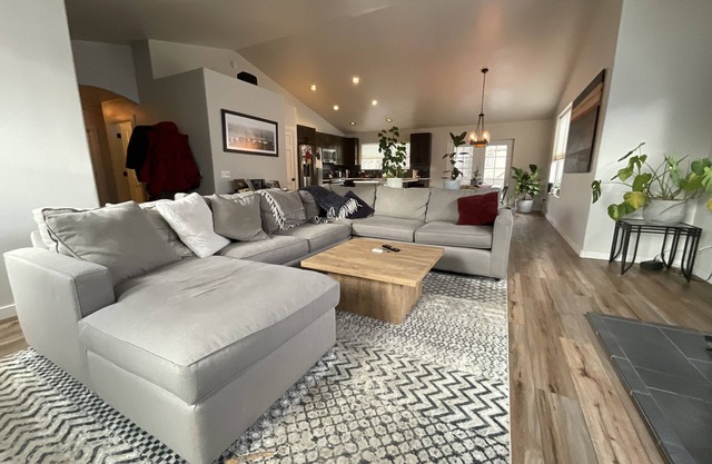Cozy family home, perfect mid valley locationn