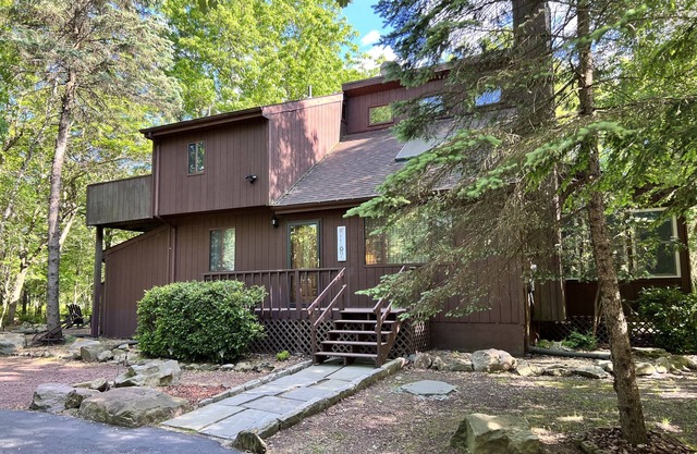 COZY FAMILY HOUSE WITH BIG HOT TUB/DECK/FIRE PIT- 5 MINUTES FROM LAKES!