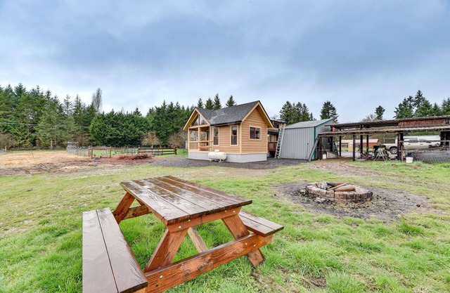 Cozy Farm Cottage: 41 Mi to Mount St Helens!