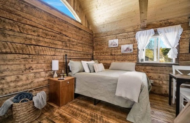 Cozy Farm Retreat - Getaway in the Heart of Nature