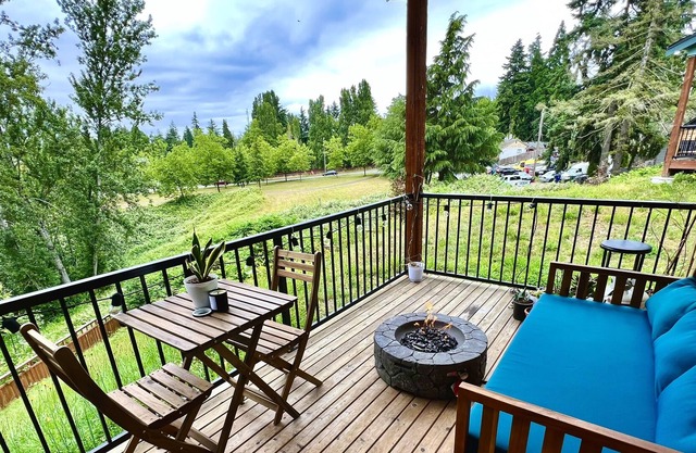 Cozy, Firepit, Child-friendly, 11 minutes from Airport,12 minutes from downtown
