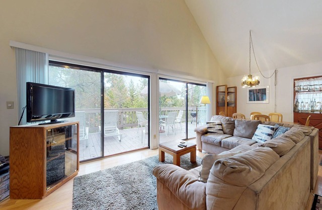 Cozy forest chalet with free WiFi, wood fireplace, pool, golf & beach access