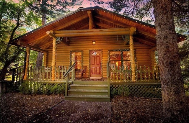Cozy Forest Cottage at La Caille