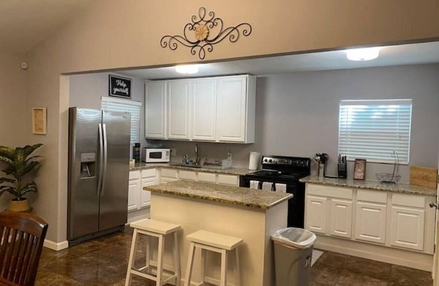 Cozy Four Bedroom Home Arlington TX Entmt District - 10mins to everything!