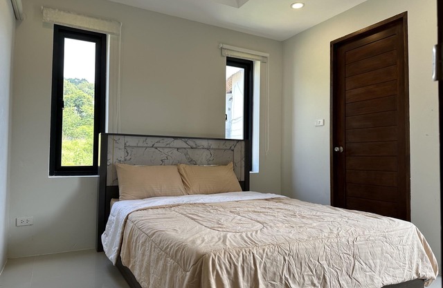 Cozy four-bedroom house ideally situated in Bophut- 10 min walk to the beach!