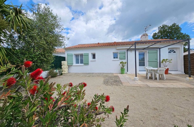 Cozy House with Terrace, Near Beach & Activities, Pet-Friendly