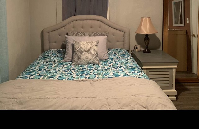 Cozy Fully Fenced private Vacation Home is Pet Friendly!