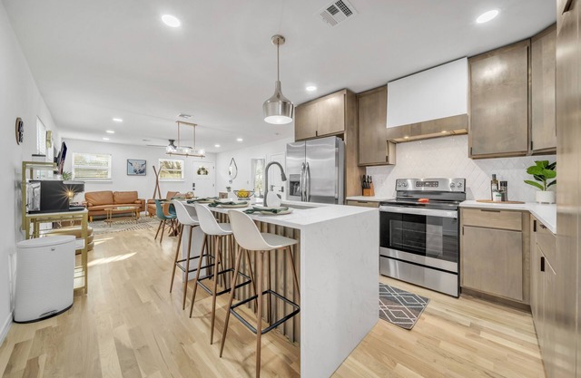 Cozy fully Remodeled home! 5 min to Downtown Tulsa