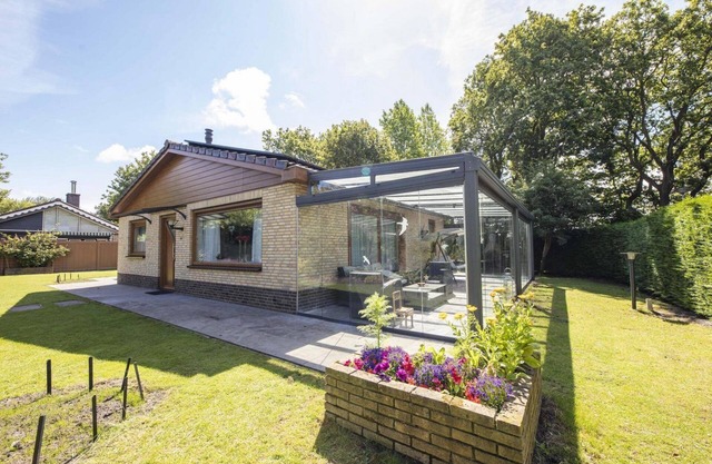 Cozy furnished holiday home with a winter garden, lots of privacy, and a spacious garden.