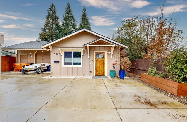 Cozy Gated Cottage near Local Adventures - Full Kitchen, WiFi & Washer/Dryer