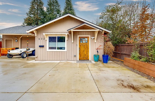 Cozy Gated Cottage near Local Adventures - Full Kitchen, WiFi & Washer/Dryer